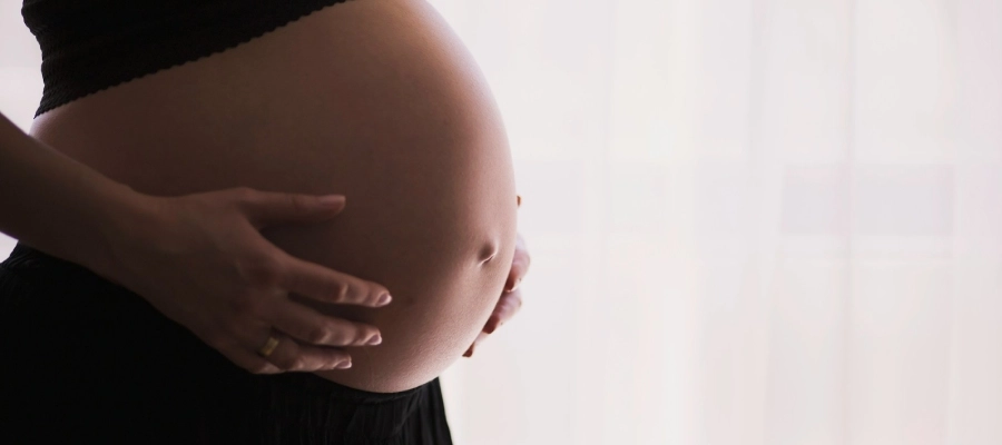 Imagem da notícia O que pode ser dor de barriga na gravidez? Causas, sintomas e cuidados