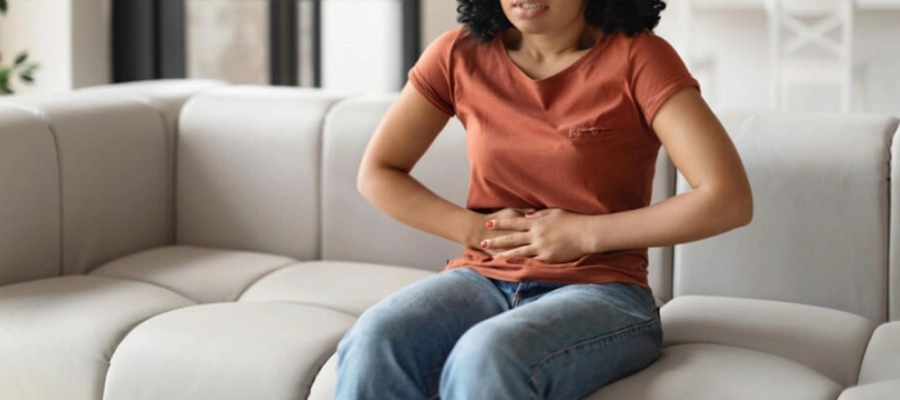 Imagem da notícia O que é epigastralgia? 9 possíveis causas + como tratar + dicas