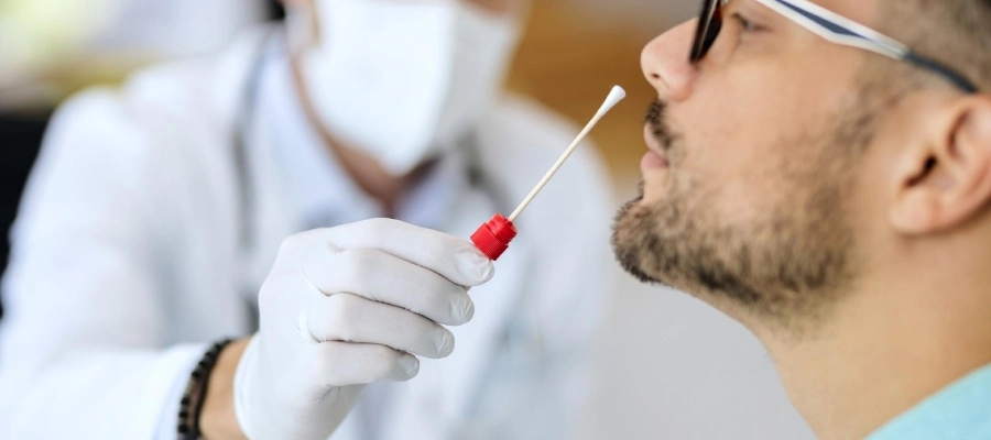 Imagem da notícia Nova variante covid Éris: quais os sintomas? Como prevenir?