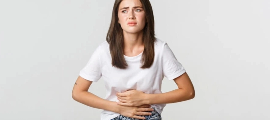 Imagem da notícia O que pode deixar a barriga inchada e dura? Conheça 6 causas