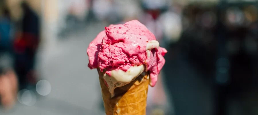 Imagem da notícia Tomar sorvete estando gripado faz mal? Entenda a verdade sobre alimentos gelados e a gripe