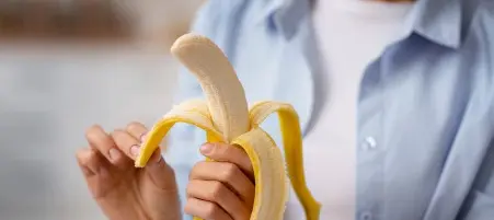 Imagem da notícia Por que banana dá azia? O que comer para ajudar a digestão?
